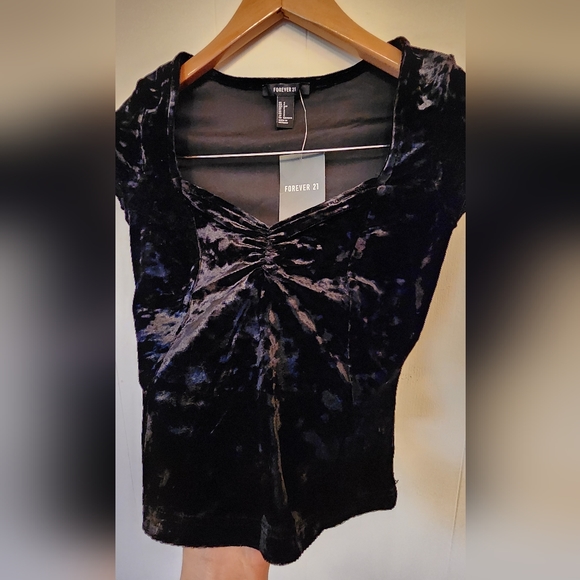 Black Velvet Cinched Crop Top - Picture 4 of 7